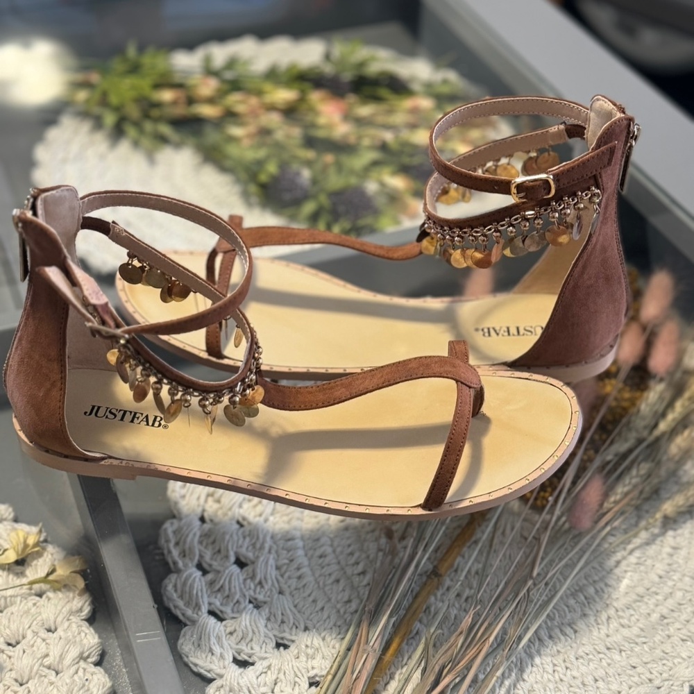 Sandals with charms